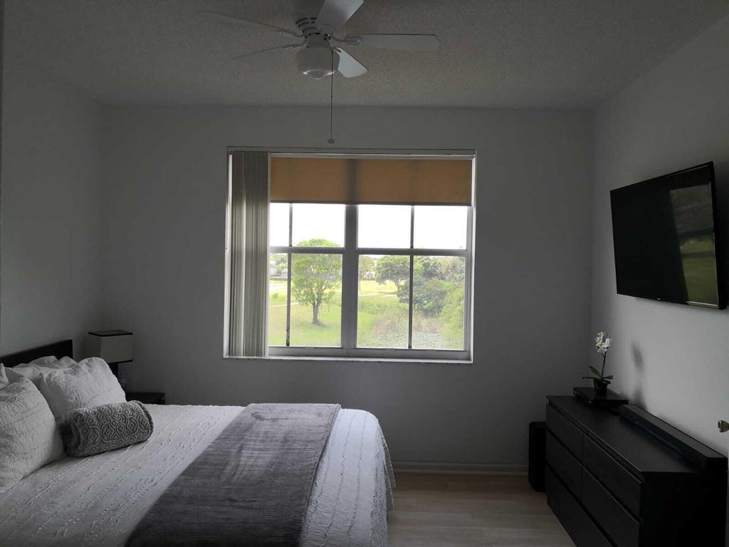 Image 4 of property listing at 2100 Greenview Shores Boulevard 523, Wellington, FL 33414