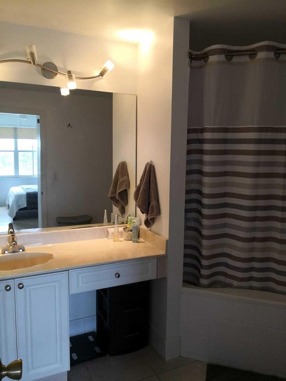 Image 9 of property listing at 2100 Greenview Shores Boulevard 523, Wellington, FL 33414