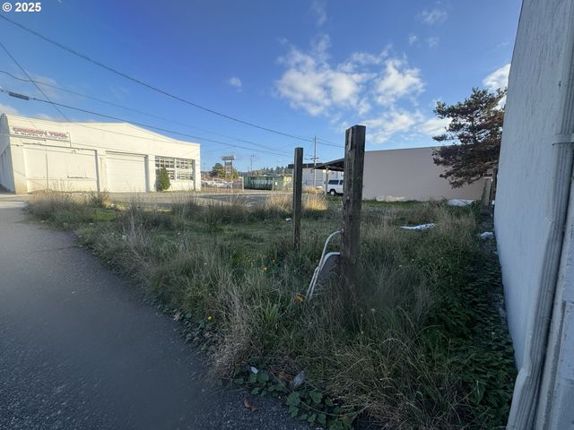 705 S BROADWAY, Coos Bay, OR 97420