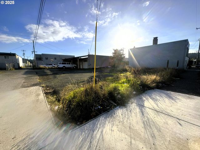 705 S BROADWAY, Coos Bay, OR 97420