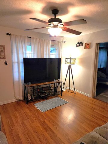 828 Robinson Road, La Porte, TX 77571