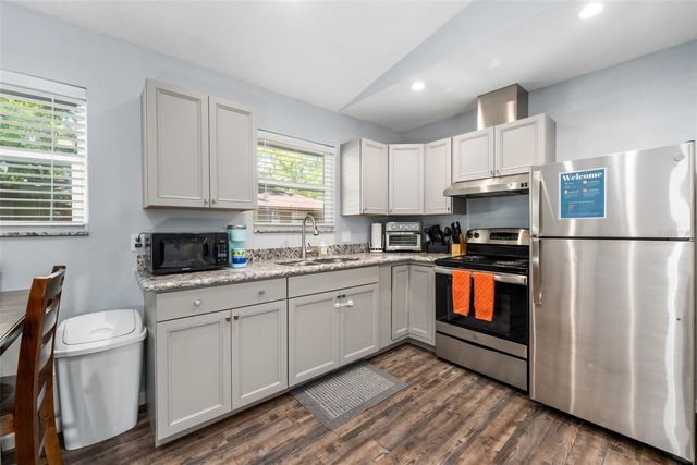 2256 W UNIVERSITY AVENUE, Gainesville, FL 32603