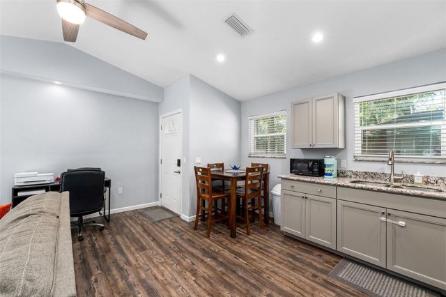 2256 W UNIVERSITY AVENUE, Gainesville, FL 32603