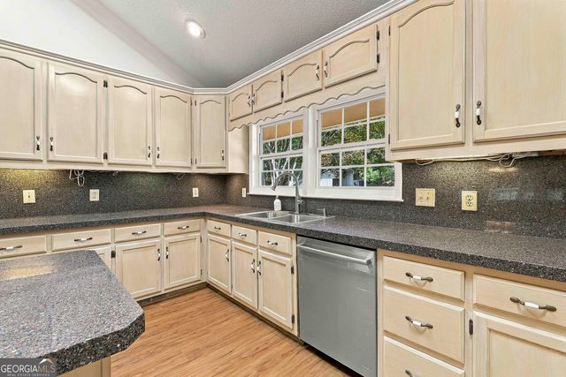 415 W McIntosh Road, Brooks, GA 30205