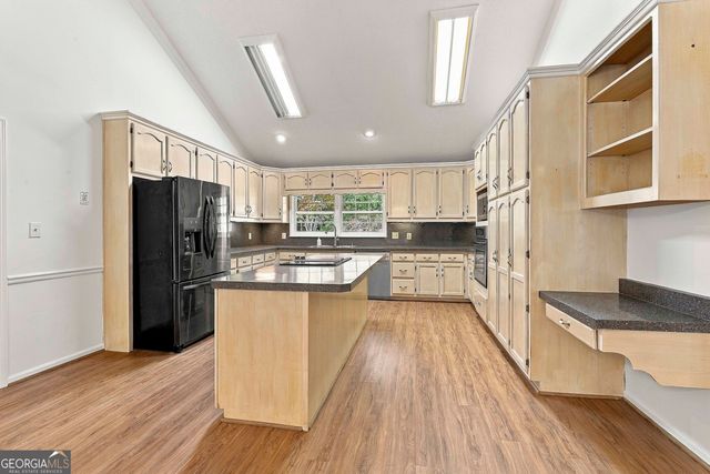 415 W McIntosh Road, Brooks, GA 30205