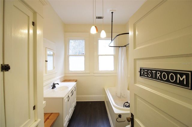 834 E UNIVERSITY AVENUE, Gainesville, FL 32601