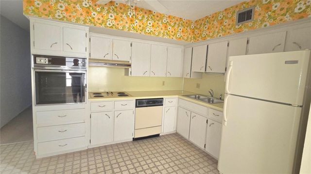 2402 ECUADORIAN WAY 48, Clearwater, FL 33763