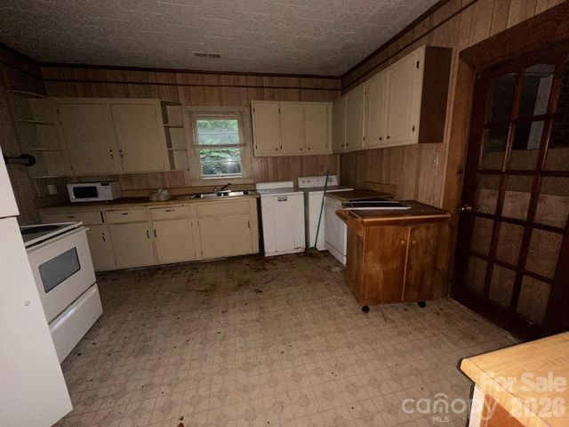 211 Luckadoo Road, Bostic, NC 28018