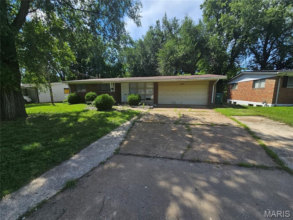 2365 Hallwood Drive, St Louis, MO 63136