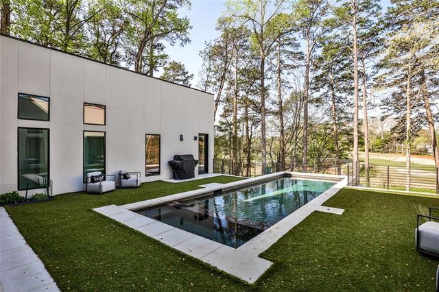 1572 Clifton Ridge, Atlanta, GA 30307