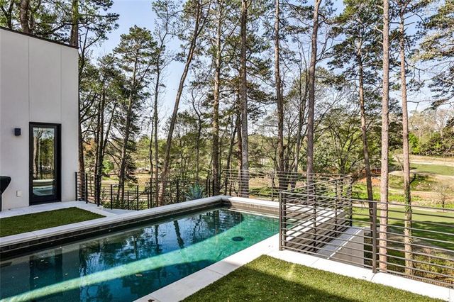 1572 Clifton Ridge, Atlanta, GA 30307