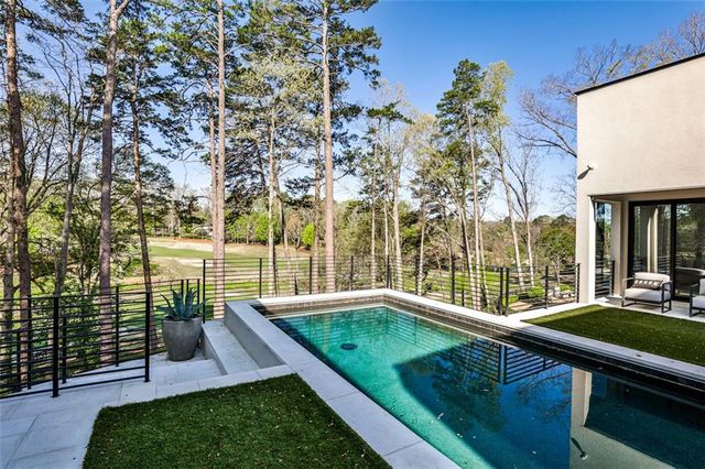1572 Clifton Ridge, Atlanta, GA 30307