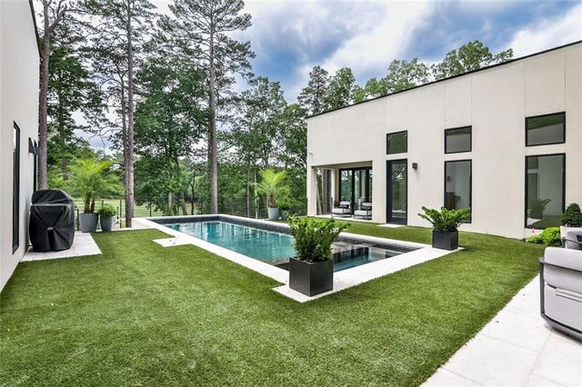 1572 Clifton Ridge, Atlanta, GA 30307