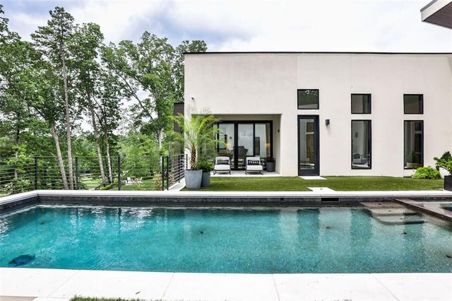 1572 Clifton Ridge, Atlanta, GA 30307