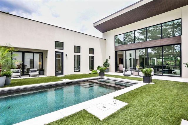 1572 Clifton Ridge, Atlanta, GA 30307