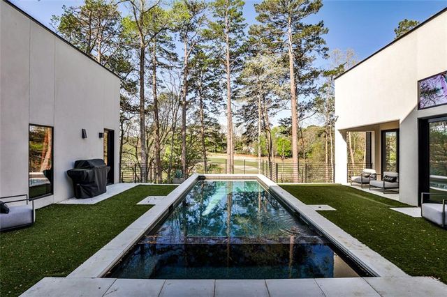 1572 Clifton Ridge, Atlanta, GA 30307