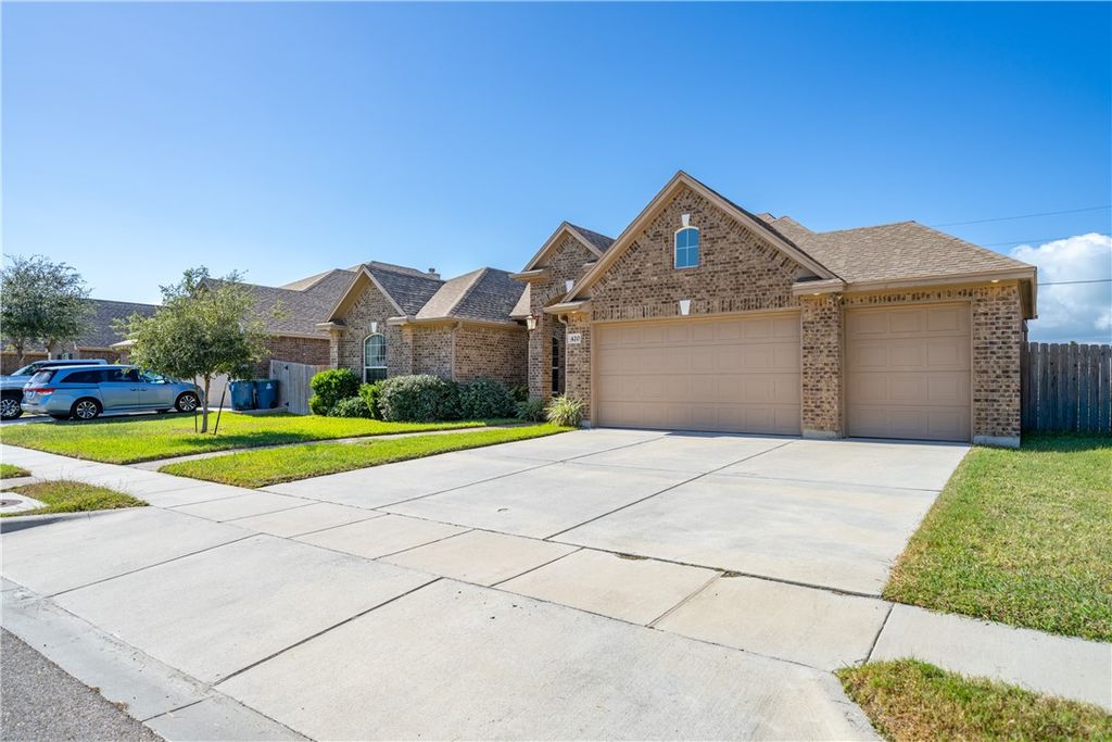 420 Gulfton Dr, Portland, TX 78374 — photo 3