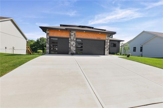 2215 SW Hook Farm Drive, Lee's Summit, MO 64082
