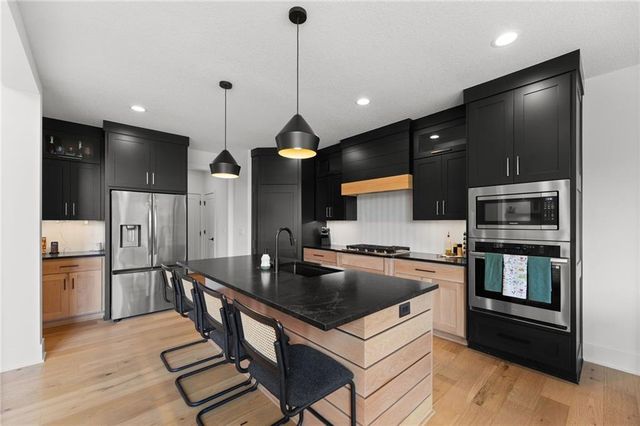 2215 SW Hook Farm Drive, Lee's Summit, MO 64082