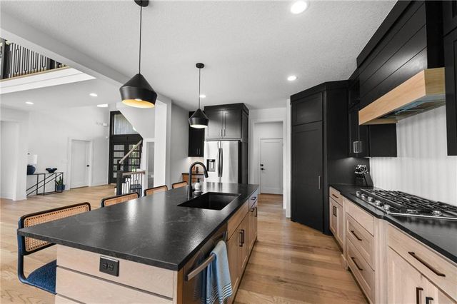 2215 SW Hook Farm Drive, Lee's Summit, MO 64082