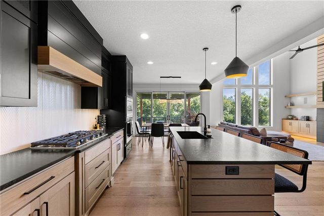 2215 SW Hook Farm Drive, Lee's Summit, MO 64082