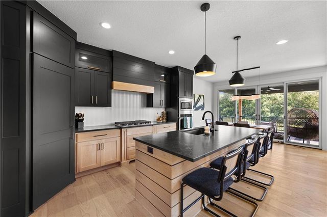 2215 SW Hook Farm Drive, Lee's Summit, MO 64082