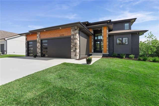 2215 SW Hook Farm Drive, Lee's Summit, MO 64082