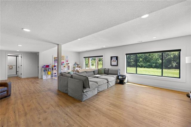 2215 SW Hook Farm Drive, Lee's Summit, MO 64082