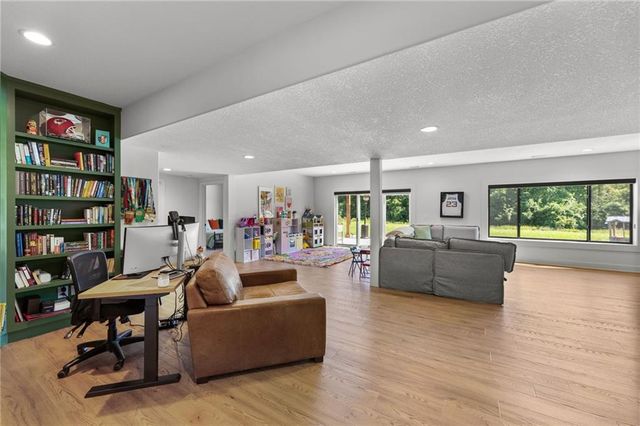 2215 SW Hook Farm Drive, Lee's Summit, MO 64082