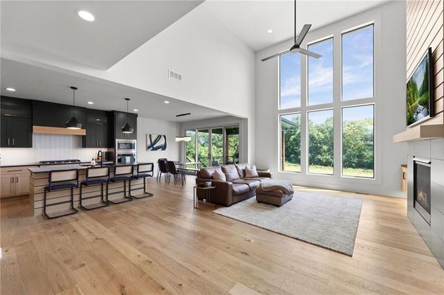 2215 SW Hook Farm Drive, Lee's Summit, MO 64082