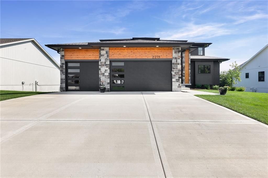 2215 SW Hook Farm Drive, Lee's Summit, MO 64082