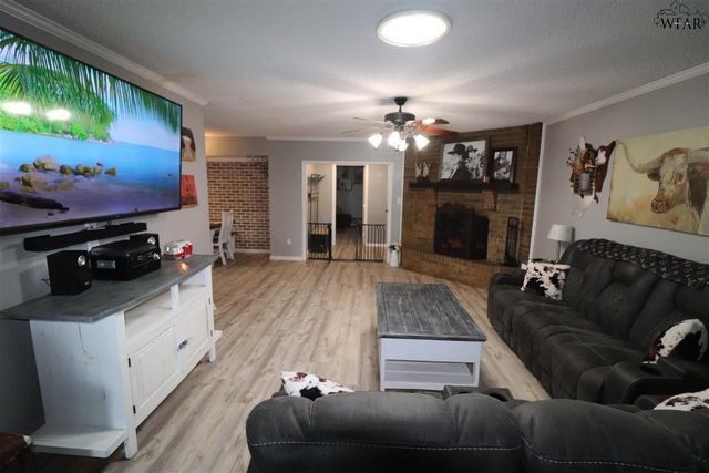 104 N GREENWAY, Henrietta, TX 76365