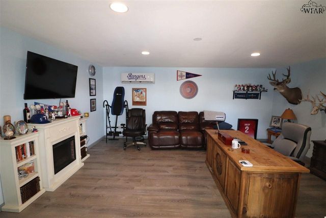 104 N GREENWAY, Henrietta, TX 76365