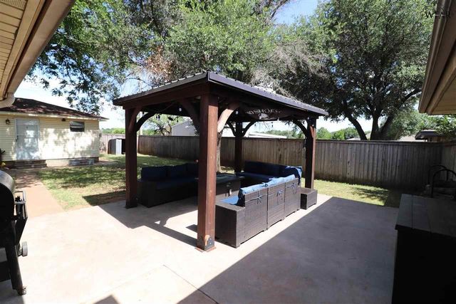 104 N GREENWAY, Henrietta, TX 76365