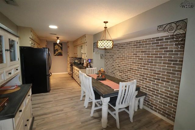 104 N GREENWAY, Henrietta, TX 76365