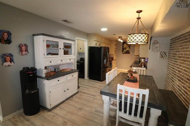 104 N GREENWAY, Henrietta, TX 76365