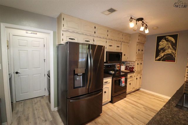 104 N GREENWAY, Henrietta, TX 76365