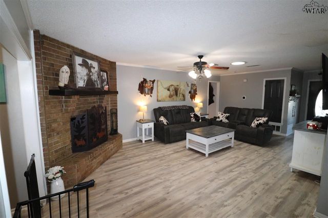 104 N GREENWAY, Henrietta, TX 76365