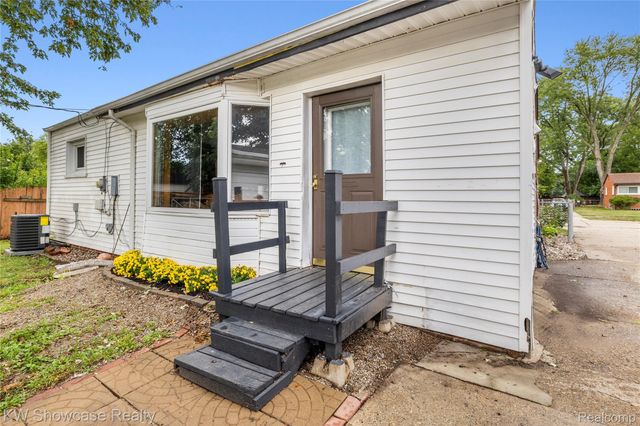 30553 Barton Street, Garden City, MI 48135