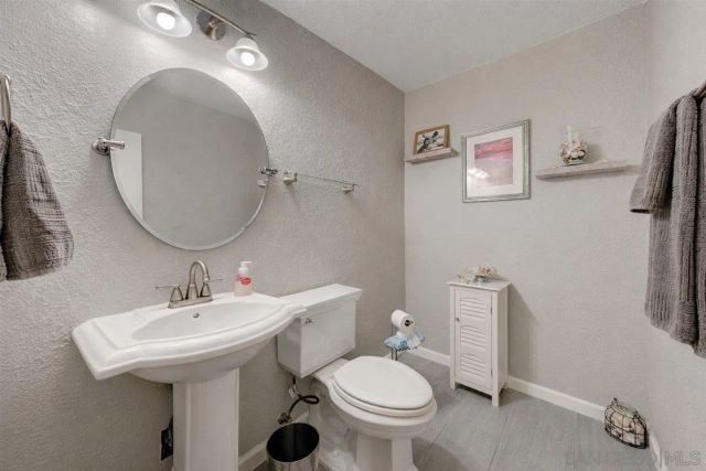 2123 Fiori Dr, Vista, CA 92084