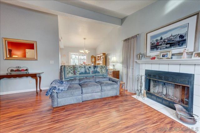 2123 Fiori Dr, Vista, CA 92084