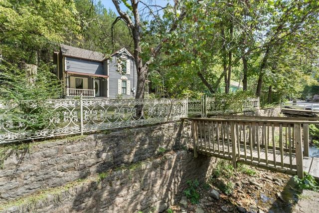 247 N Main Street, Eureka Springs, AR 72632
