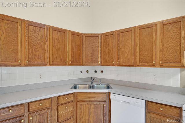 1607 Cedarwood Drive, Flushing, MI 48433