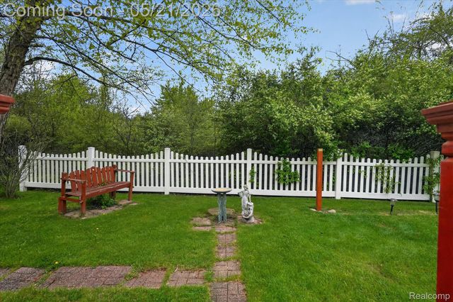 1607 Cedarwood Drive, Flushing, MI 48433