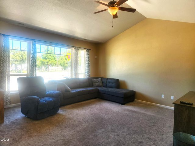 3806 Valley Meadows Drive, White City, OR 97503