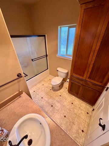 3806 Valley Meadows Drive, White City, OR 97503