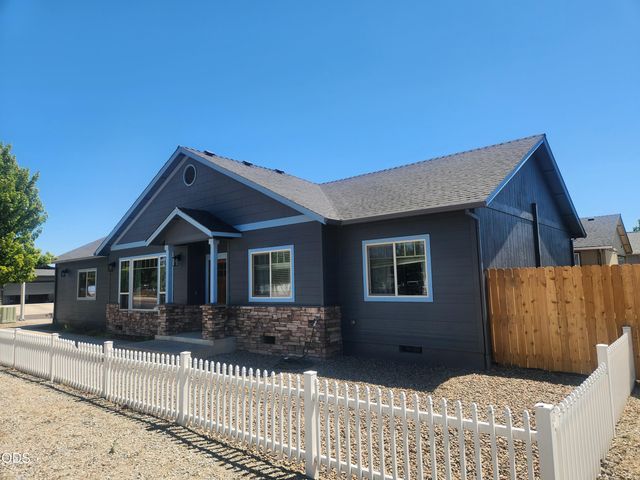 3806 Valley Meadows Drive, White City, OR 97503