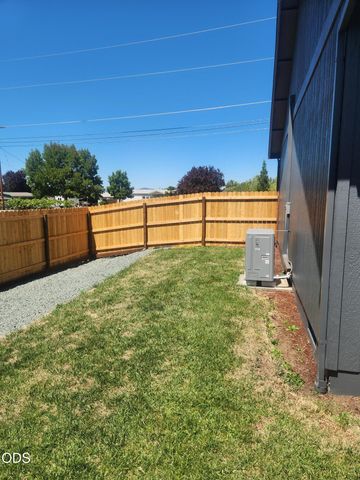 3806 Valley Meadows Drive, White City, OR 97503
