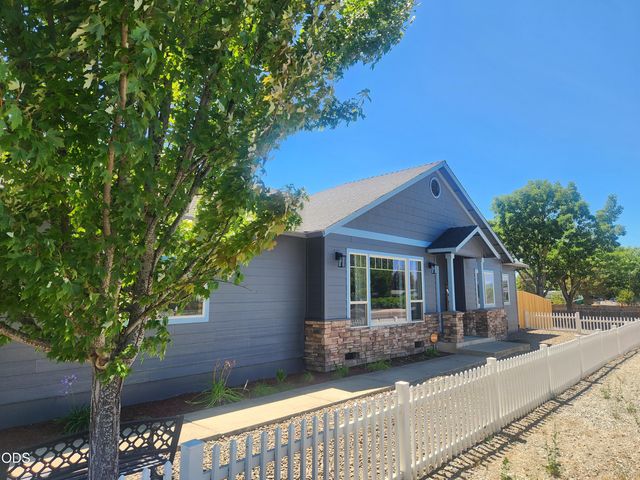 3806 Valley Meadows Drive, White City, OR 97503