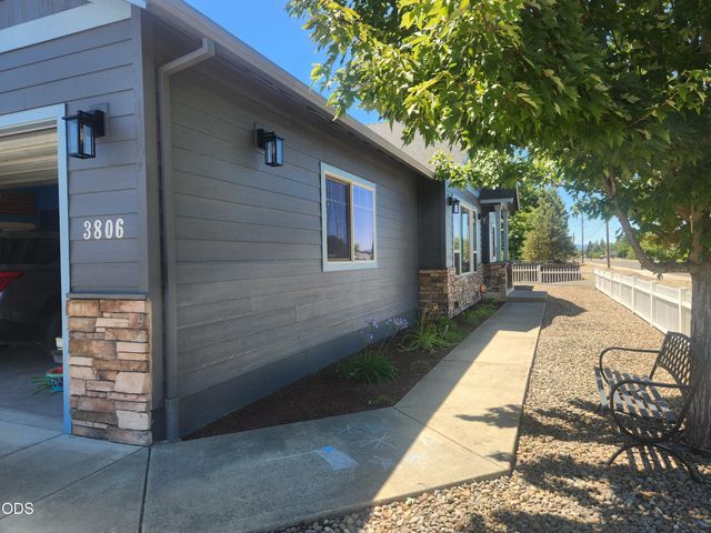 3806 Valley Meadows Drive, White City, OR 97503